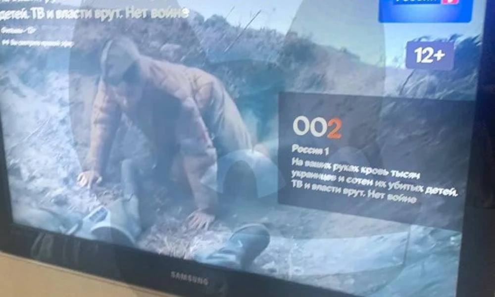 Χακάρισμα στις ρωσικές τηλεοράσεις πριν από την παρέλαση με μήνυμα για δολοφονίες Ουκρανών (Εικόνες)